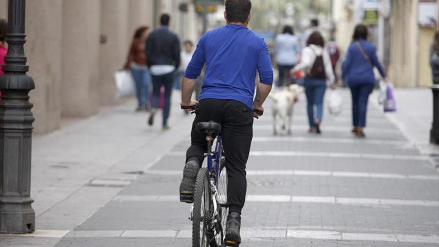 Solo los vehículos eléctricos que vayan a menos de 10 km/h podrán ir por la acera