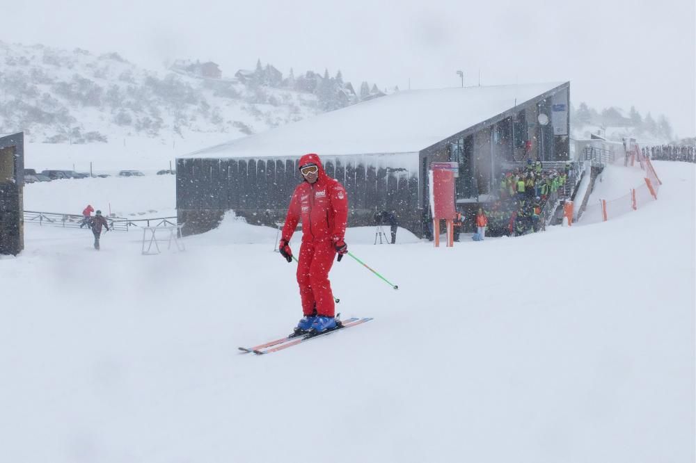 Primer día de esquí en la estación de Fuentes de Invierno