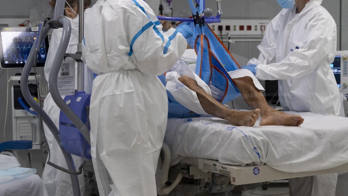 Varios sanitarios atienden a un enfermo de covid en la uci del Hospital Enfermera Isabel Zendal, en enero pasado.