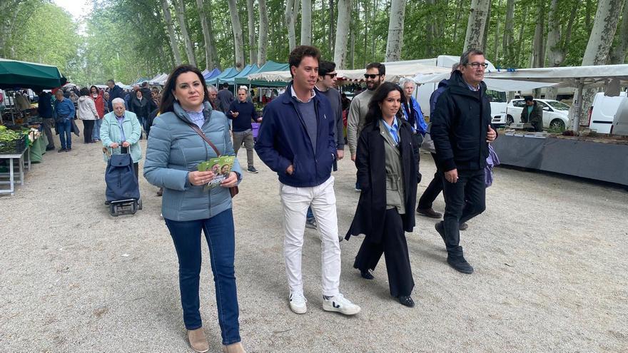 El candidat de Vox passeja pel mercat de la Devesa de Girona