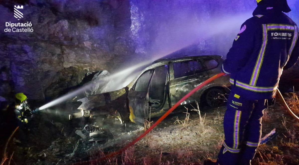 Los bomberos, trabajando en la extinción del incendio.