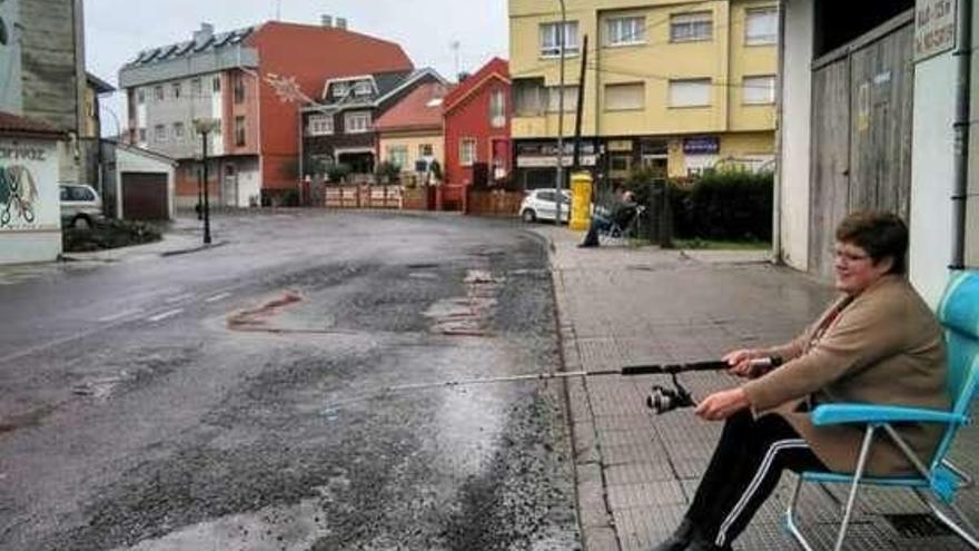 Una vecina de Miño &#039;pesca&#039; en los charcos en señal de protesta