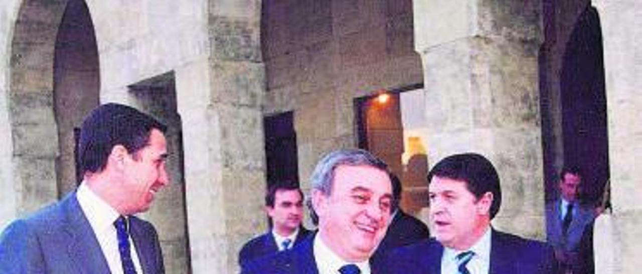 Eduardo Zaplana, Joaquín 
Barceló «Pachano» y José Luis 
Olivas (los tres investigados 
en Erial) en una visita a Terra 
Mítica en 2005.  Levante-EMV