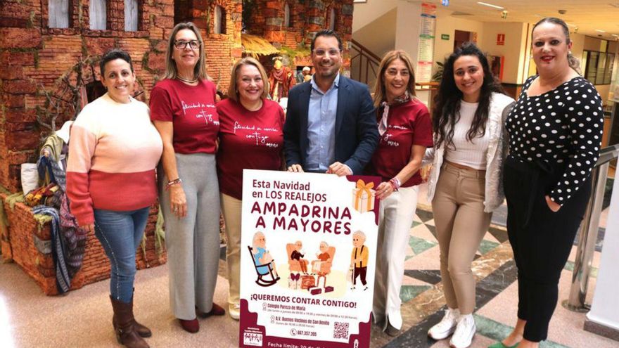 El alcalde de Los Realejos posa con los promotores de ‘Ampadrina a mayores’. | | E.D.