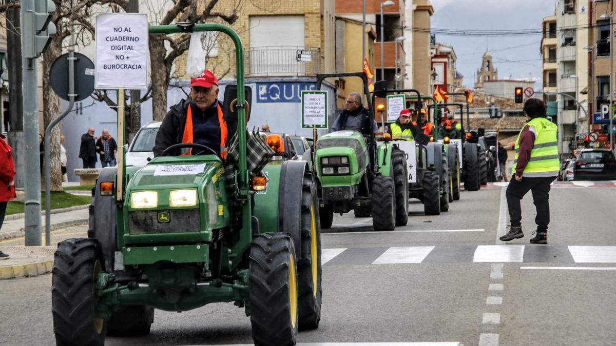 Los agricultores se concentran en tres comarcas de la provincia de Alicante en una tractorada por carreteras secundarias