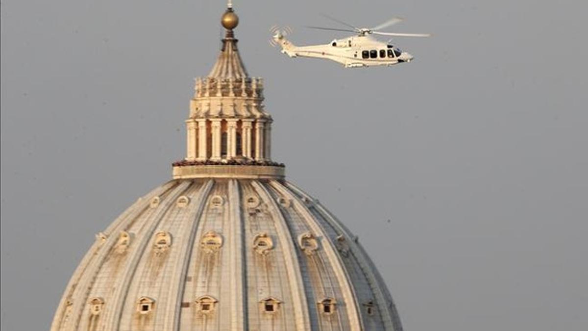 El helicóptero del Papa abandona el Vaticano.