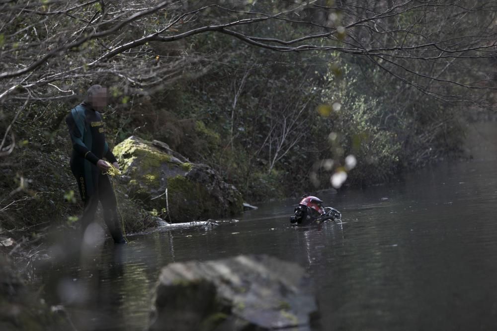 Los agentes siguen buscando en el pantano pruebas del asesinato de Paz Fernández