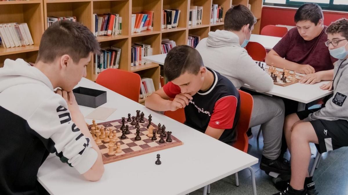 Alumnado jugando al ajedrez durante una de las clases.