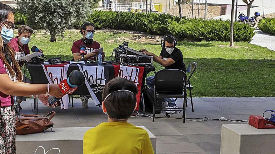 Taller de radio llevado a cabo al aire libre en las instalaciones del campus ilicitano. | ANTONIO AMORÓS