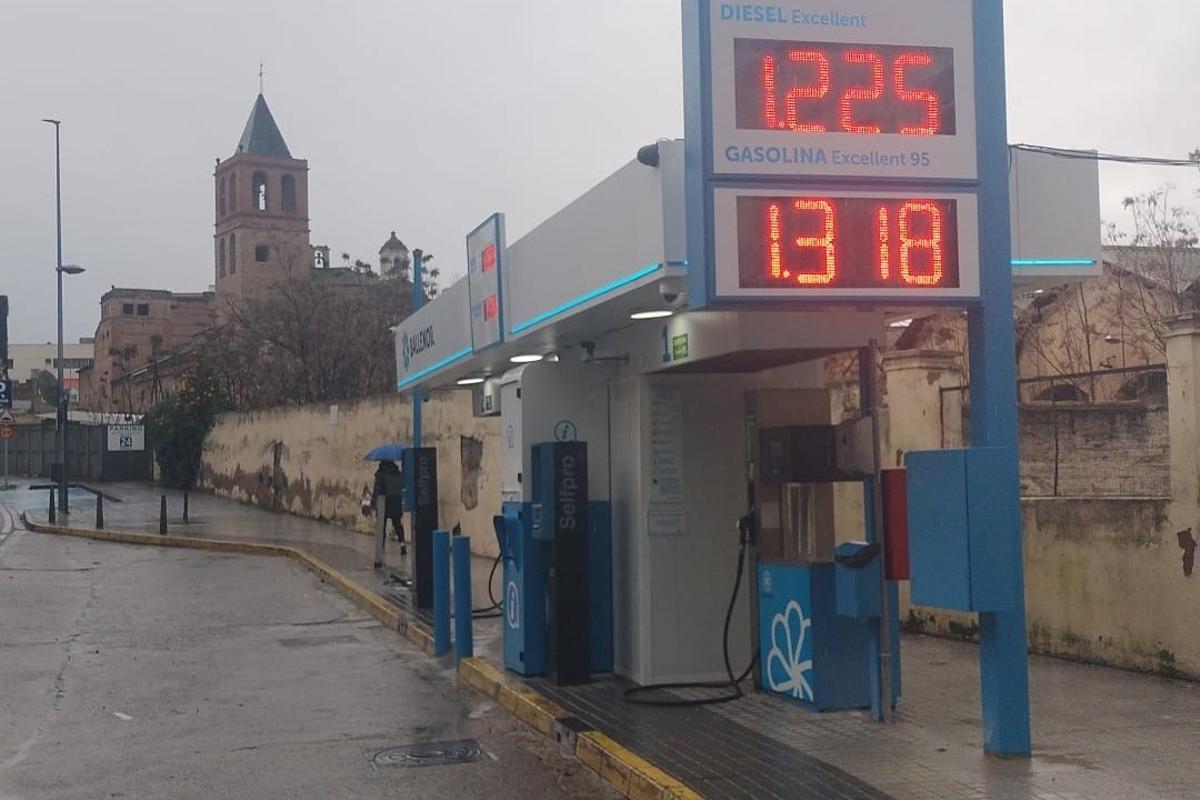 La pequeña gasolinera de bajo coste Ballenoil.