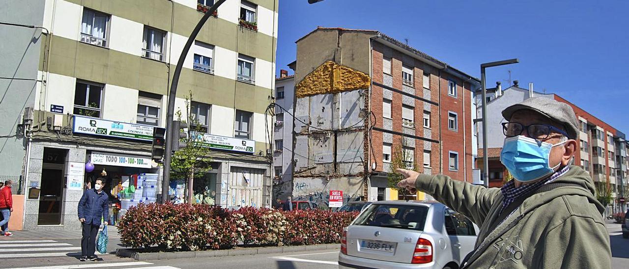 Anselmo Llaneza, ayer, señalando uno de los semáforos de la avenida de Oviedo. | A. Illescas