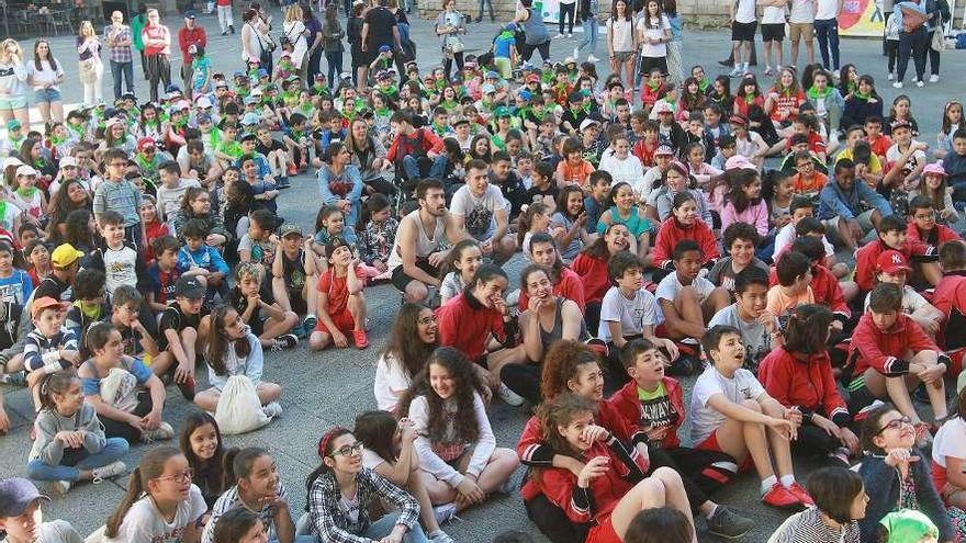 Un momento da cita dos nenos co Correlingua 2019 na Praza Maior de Ourense. // Iñaki Osorio