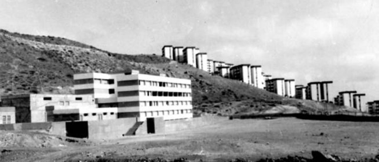 El actual instituto público de Secundaria Ramón Menéndez Pidal justo antes de su inauguración como colegio en 1972.