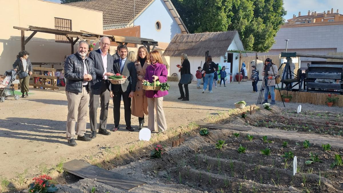 Los concejales Belén López y Diego Avilés durante la actividad ‘Tradiciones Huertanas' para los estudiantes del CEIP Manuel Fernández Caballero de Murcia.