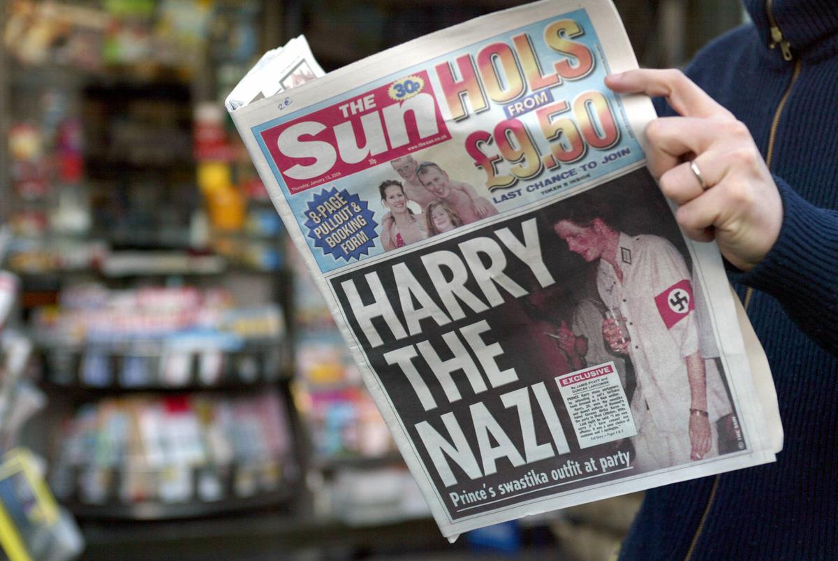 Enrique, disfrazado de nazi, en portada de 'The Sun', en agosto de 2017.