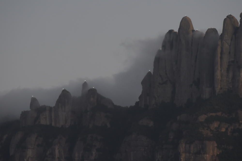 «Llum i llibertat» il·lumina les agulles de Montserrat