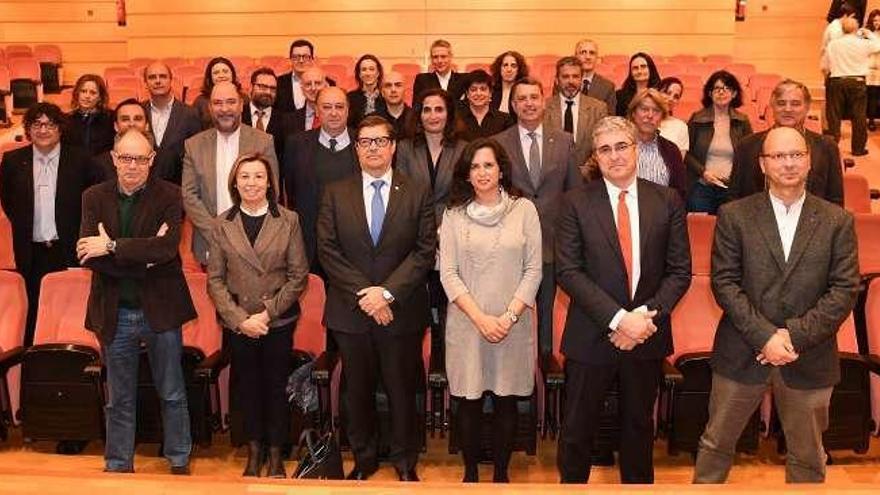 El rector, en el centro, con los directores de departamento.