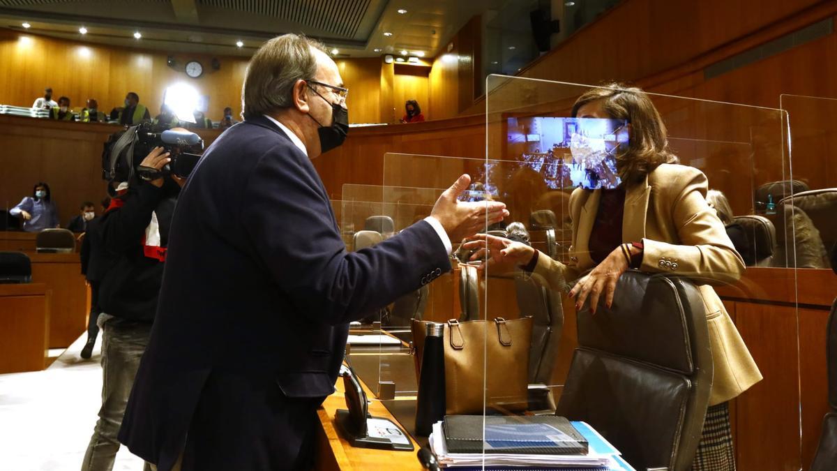 El consejero de Hacienda del Gobierno de Aragón, Carlos Pérez Anadón, conversa antes del pleno con la parlamentaria del PP, Marian Orós.