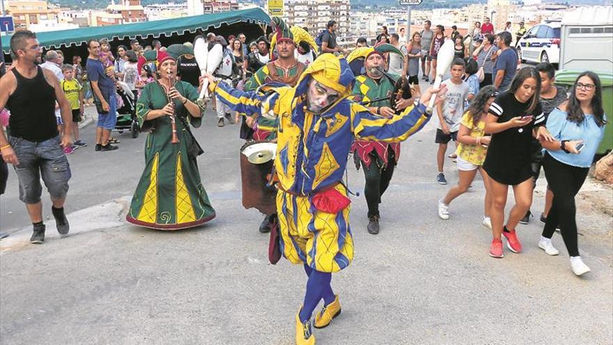 Onda regresa al medievo con los desfiles y torneos con antorchas