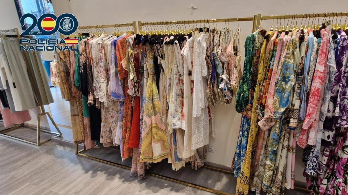 Prendas intervenidas por la Policía Nacional en una de las tiendas.