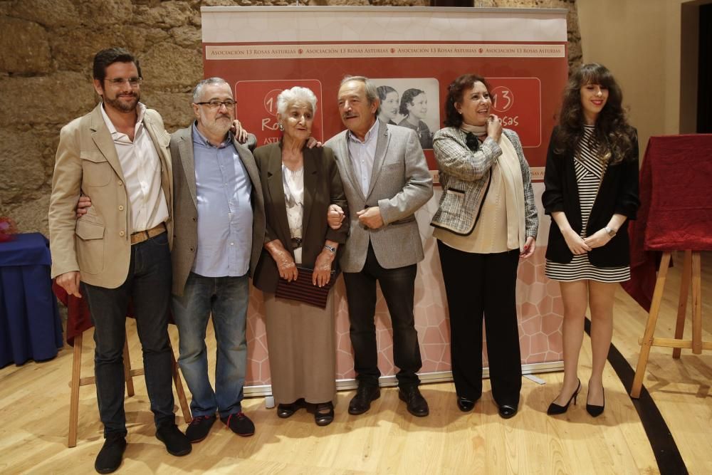 Acto de las 13 rosas en homenaje a Hilda Farfante