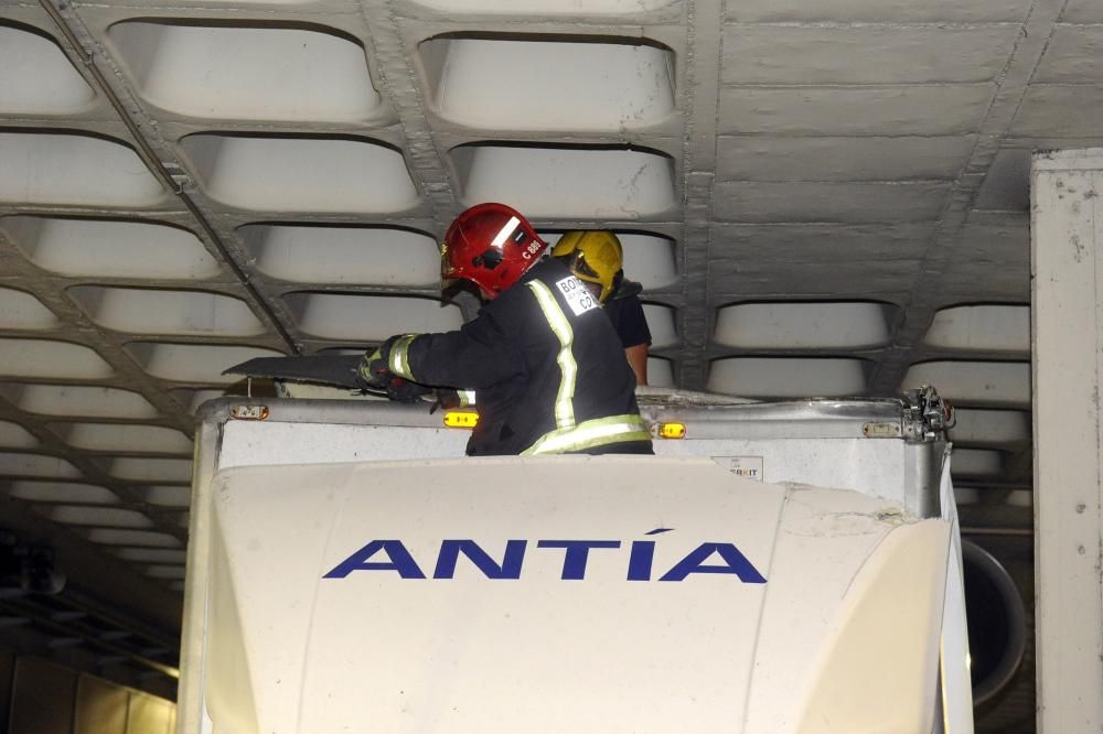 Un camión atascado en el túnel de María Pita