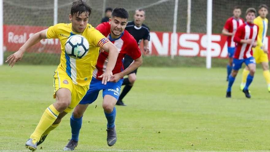 El rojiblanco Toquero presiona al espanyolista Genar.