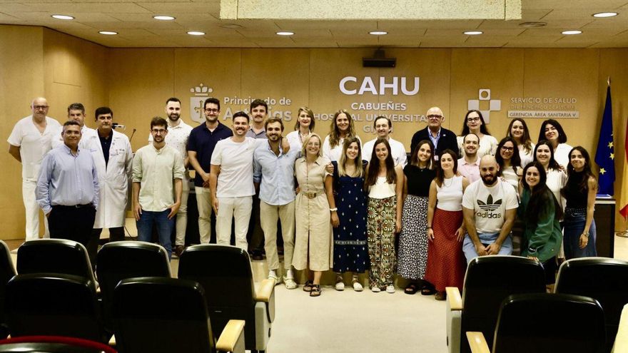 Foto de familia de los médicos especialistas que acaban su periodo como residentes junto a profesionales del área V, ayer, en el salón de actos del Hospital de Cabueñes.