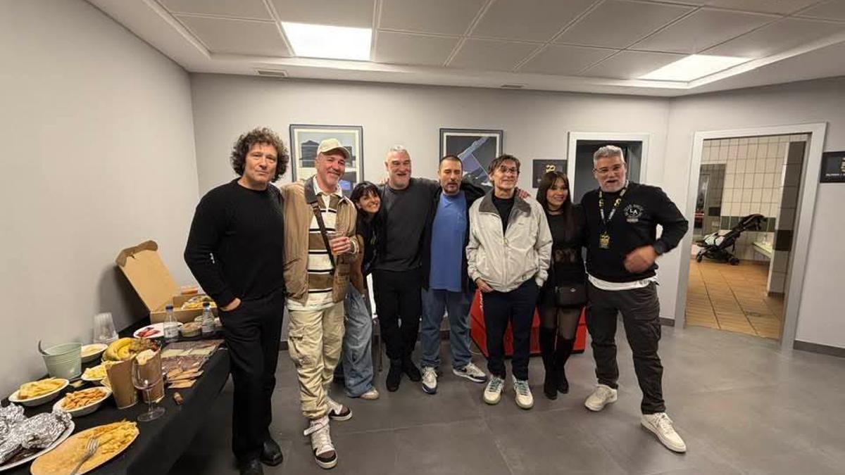 Enrique Bunbury con Zatu, Albert Pla y Kase.O, en el camerino del concierto de Zaragoza.
