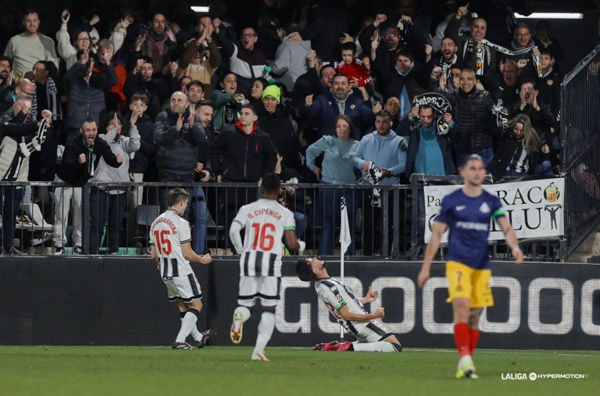 El Castellón ganó por 2-0 en Castalia al Andorra y se mantiene segundo tras el Racing de Santander.