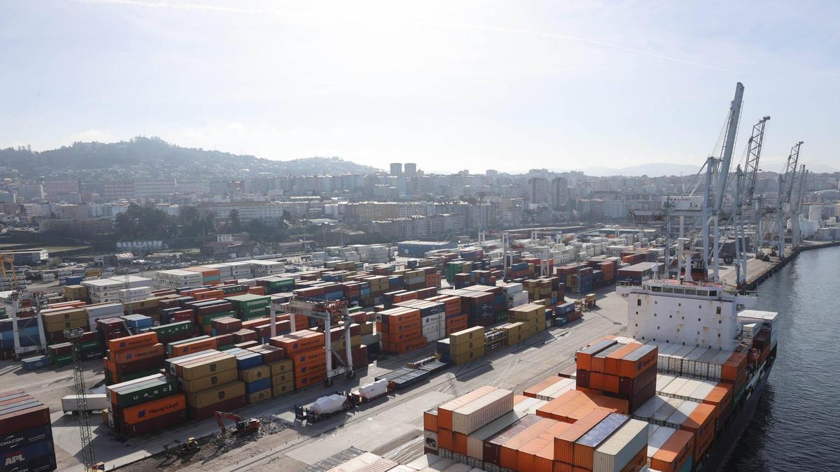 Terminal de contenedores de Termavi en el muelle de Guixar.