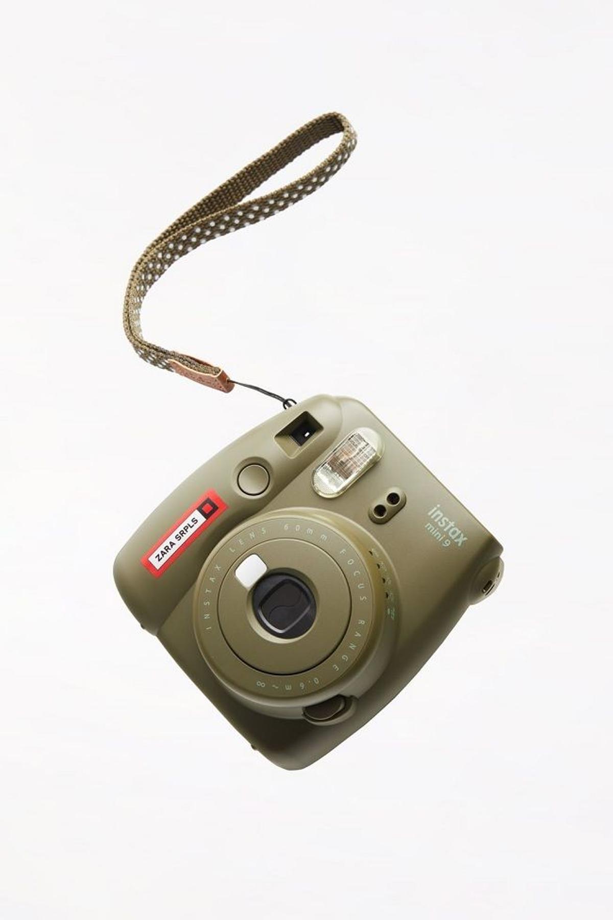 Zara incluye por primera vez la tecnología en su catálogo y lo hace con una  cámara polaroid de aires militares - Woman