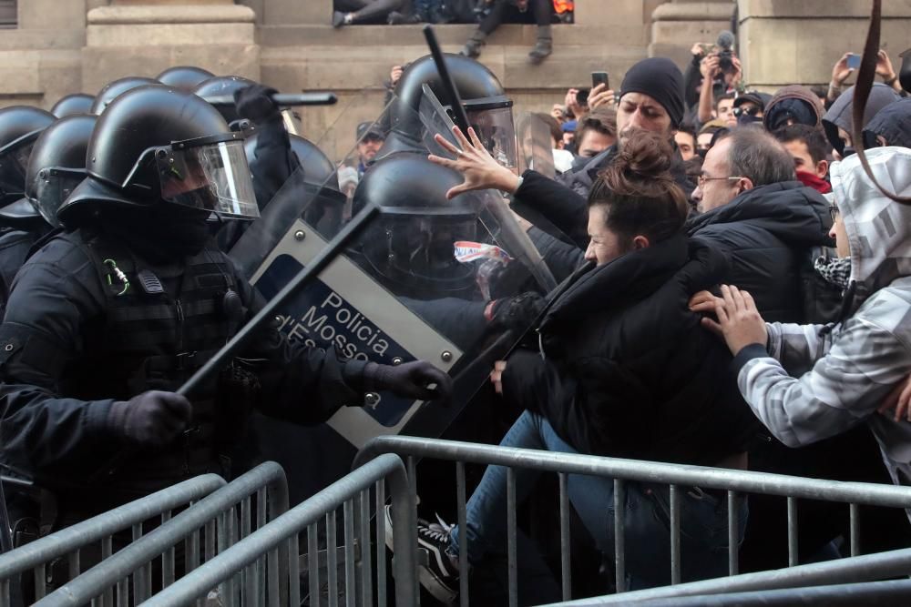 Tensió i enfrontaments entre Mossos i manifestants al centre de Barcelona