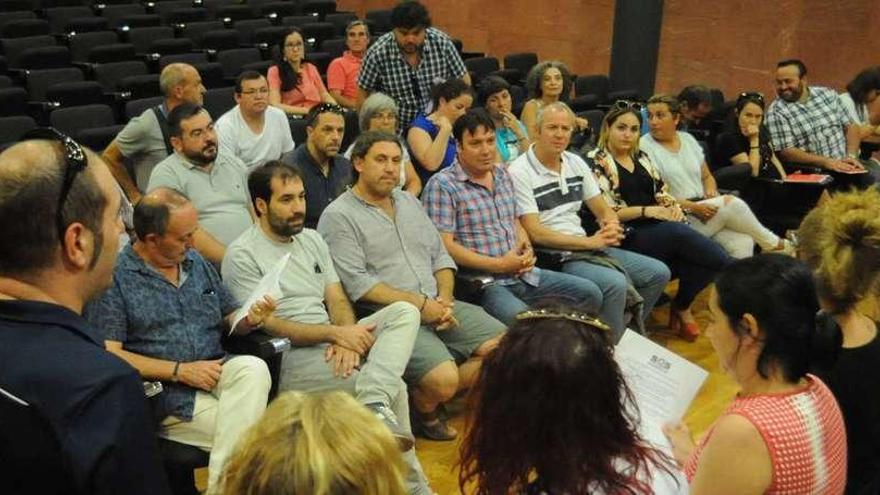 Una nutrida representación de políticos de la comarca asistió a la reunión que tuvo lugar ayer en el salón de actos del Hospital. // Iñaki Abella