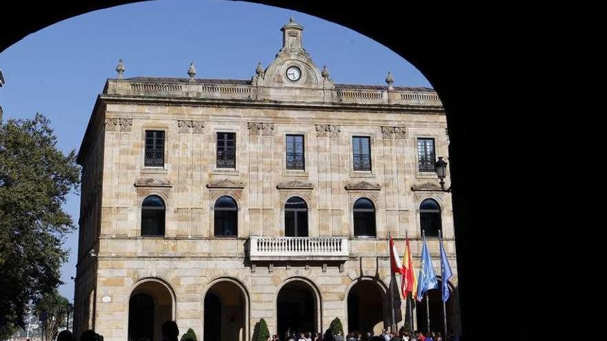 La Casa Consistorial de Gijón, vista a través del arco que une la plaza Mayor con la del Marqués, en una imagen de archivo.