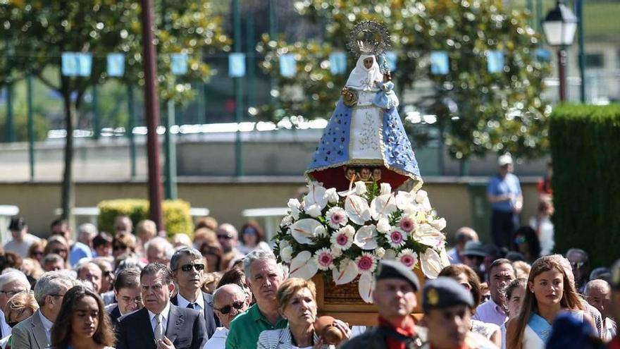 La Santina procesiona en andas y rodeada de gente por el club de campo del Centro Asturiano, ayer, en el Naranco.