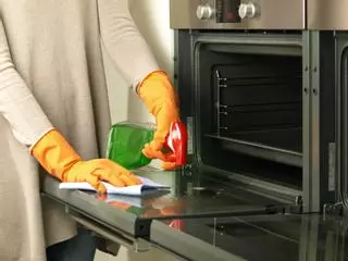 El truco viral para limpiar las rejillas del horno de manera rápida y efectiva