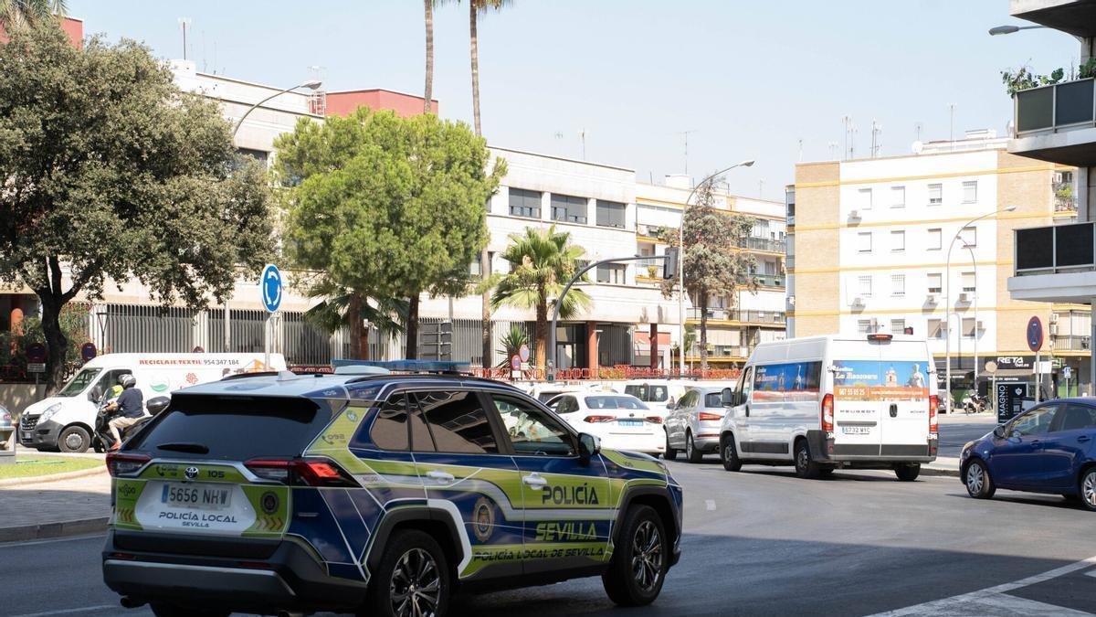 Coche de la Policía Local de Sevilla circulando.