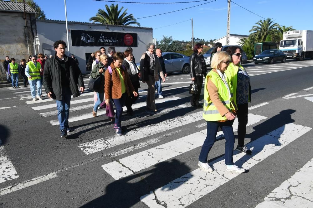 Vecinos de Guísamo cortan el tráfico en el lugar del atropello