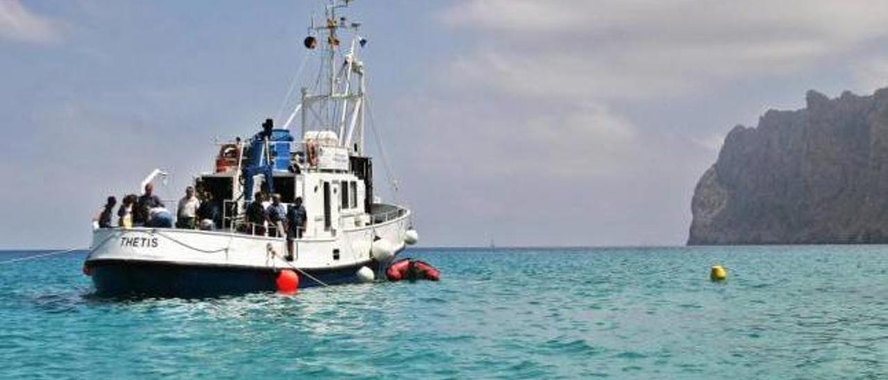 Un barco navega por las aguas de Cala Sant Vicenç, la última zona propuesta como reserva.