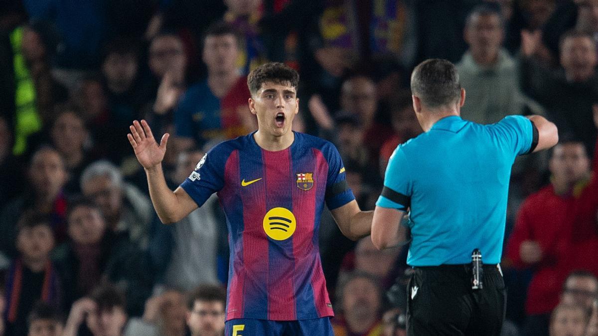 Pau Cubarsí aguarda con miedo la tarjeta del árbitro Kovas, que le expulsó.