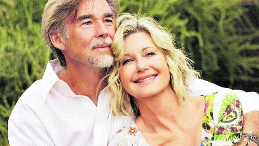 John Easterling y Olivia Newton-John, en una imagen en sus redes. A la izq., Olivia con su hija Chloe.