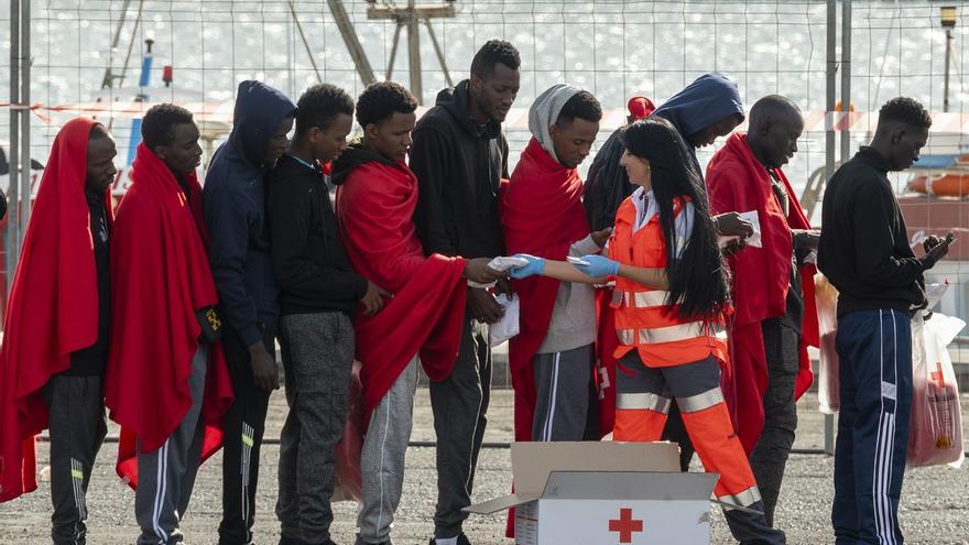 Llegan a Lanzarote a 40 migrantes, cuatro menores, de una patera avistada por un crucero