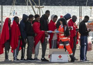 Salvamento rescata a 41 ocupantes de la patera que buscaba, la sexta que llega a Lanzarote