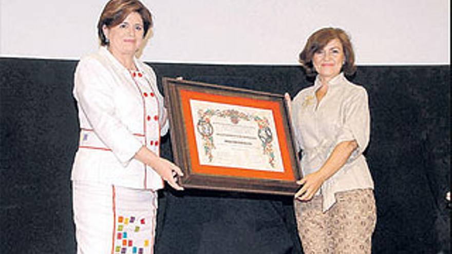 Carmen Calvo recibe el título de Hija Predilecta de Cabra