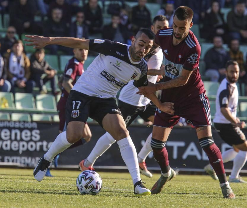 Las imágenes del duelo entre extremeños y gallegos en el Estadio Romano, que terminó con goleada celeste (1-4)