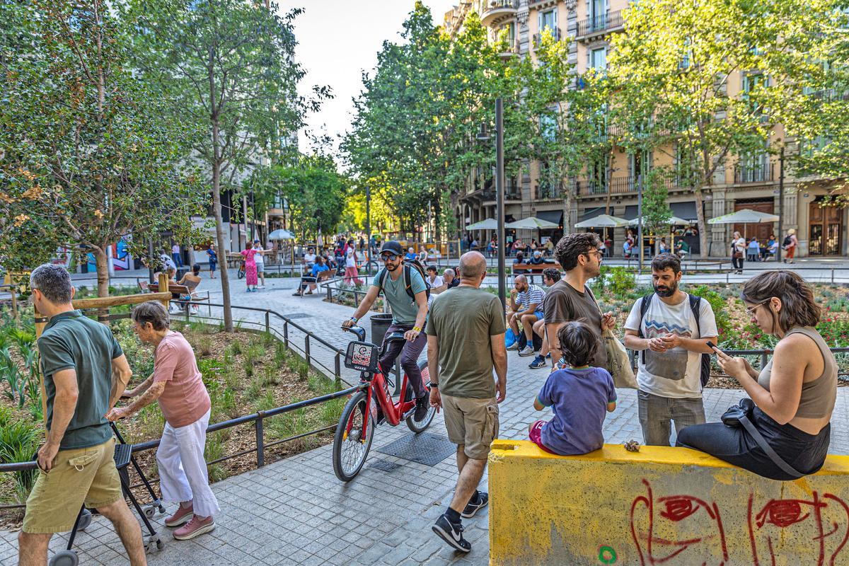 Consell de Cent, en su intersección con Enric Granados