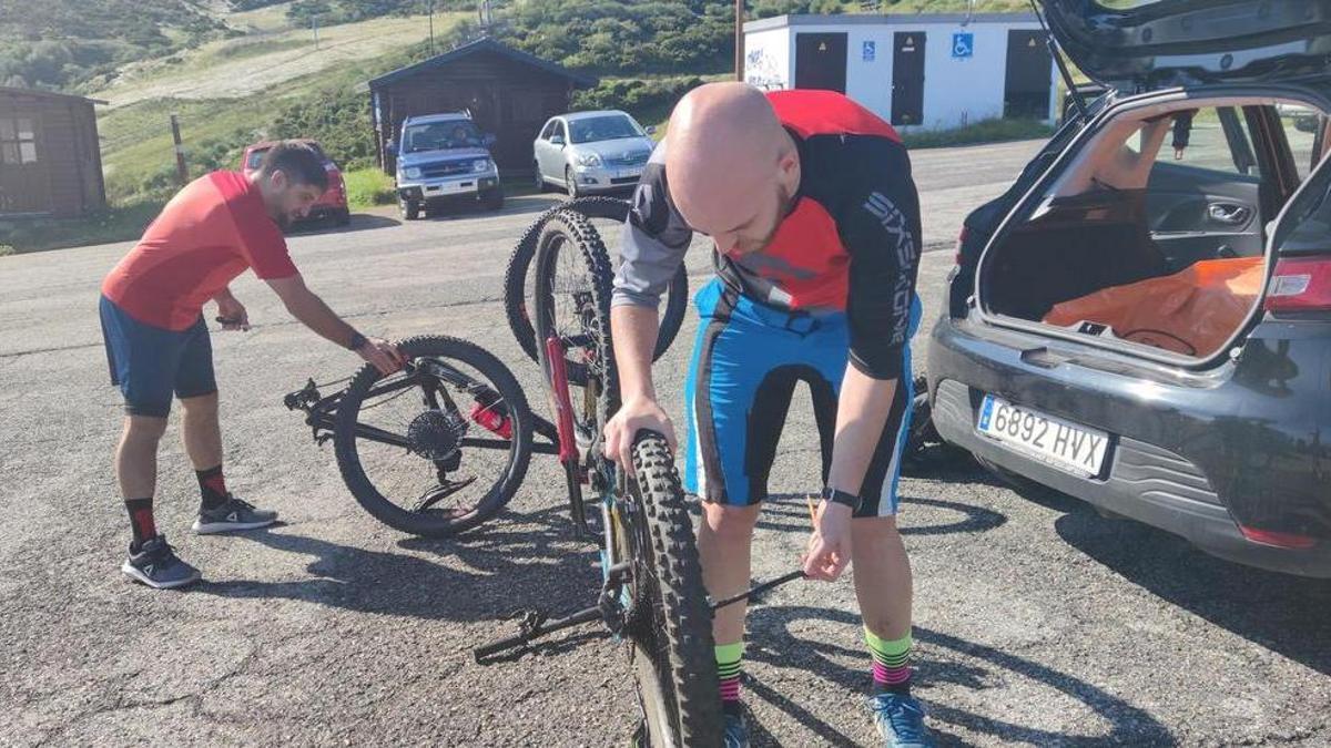 Usuarios de Pajares, con sus bicicletas de montaña durante el verano, en una imagen de archivo..
