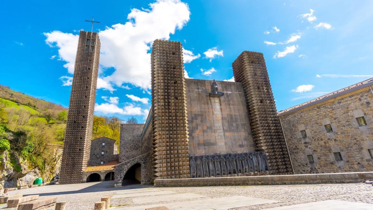 El santuario lleno de pinchos que fue rechazado por el Vaticano