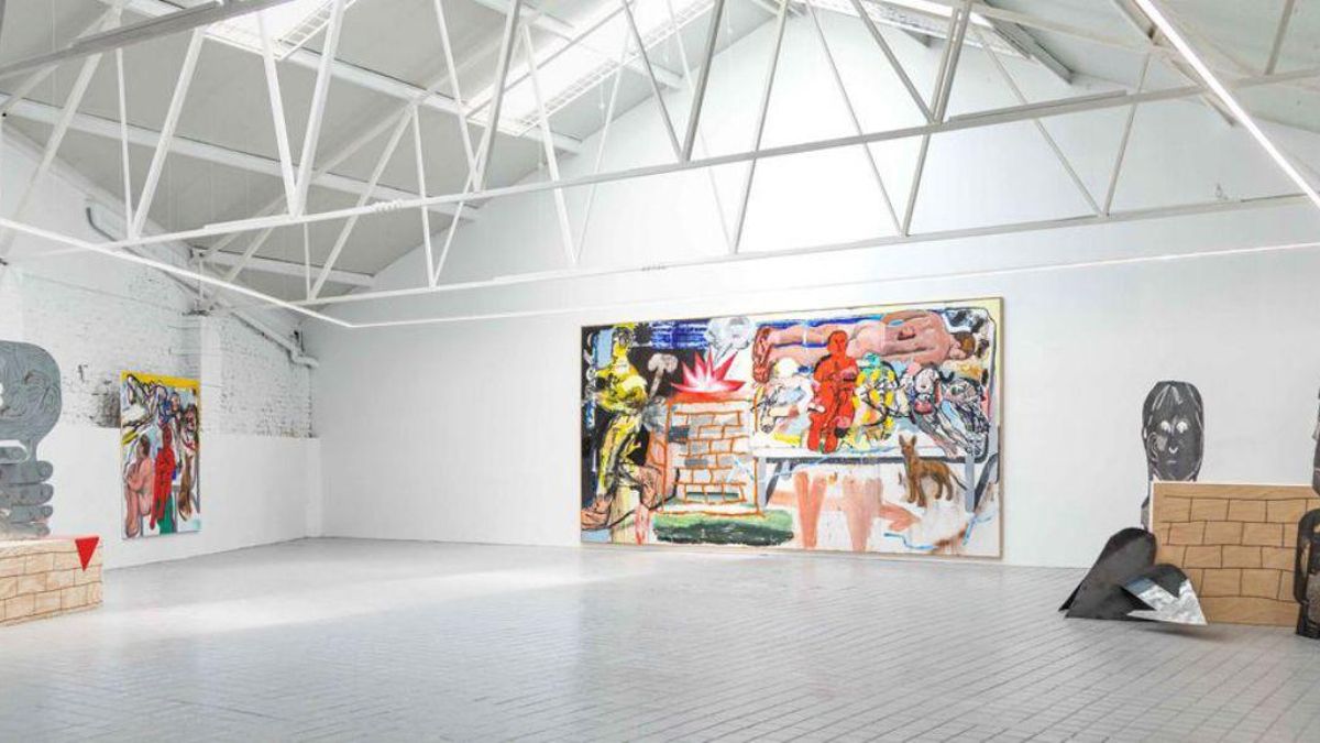La sala donde se exponen los cuadros y esculturas de Manu Fernández.